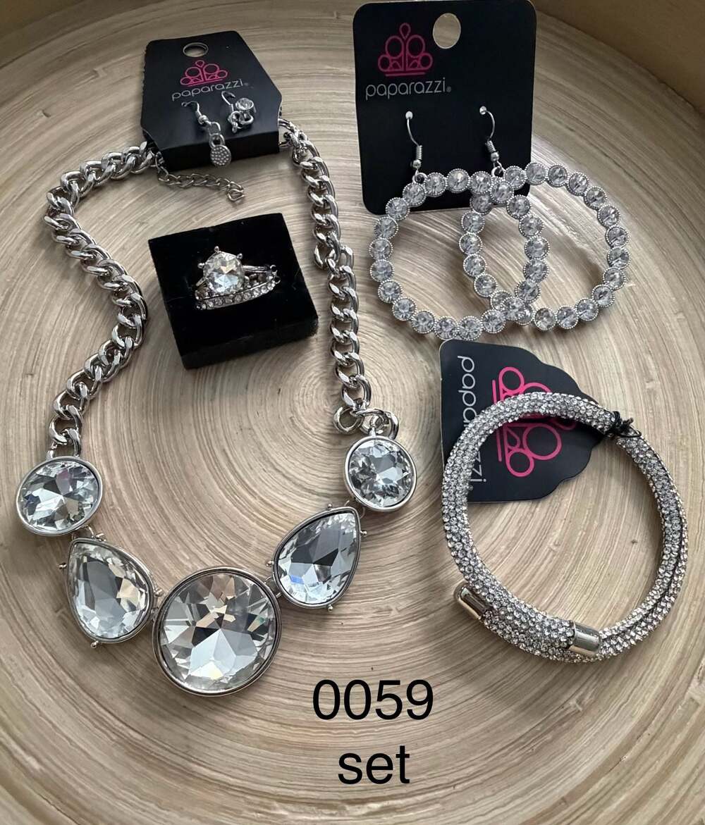 VINTAGE Paparazzi Jewelry 4-piece Set